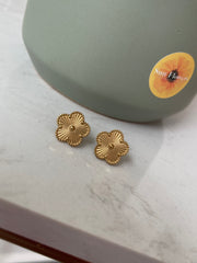 GOLD CLOVER STUD EARRINGS